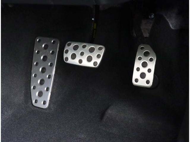 お車は展示前にルームクリーニングと除菌を実施！展示中もシート、ハンドル、シフトにはビニールと足元にはマットを敷いて展示してあります！