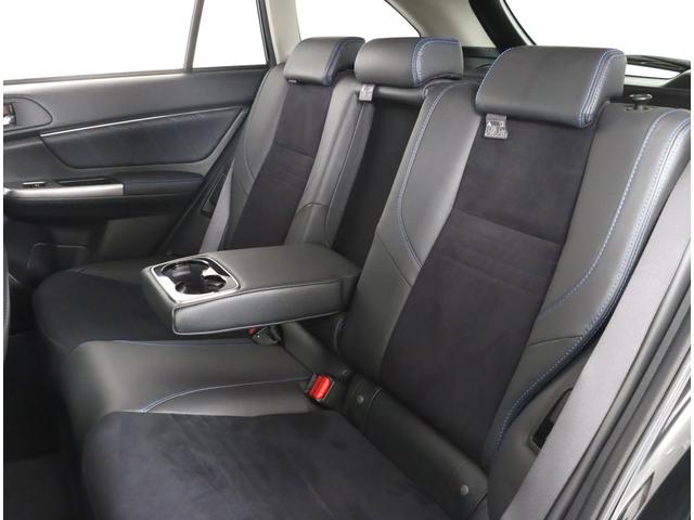 後席の足元も広々