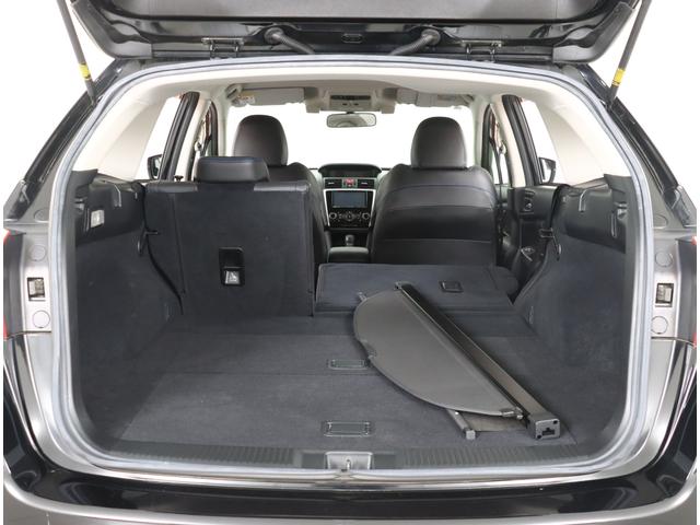 リヤシートを格納してフラットな荷室
