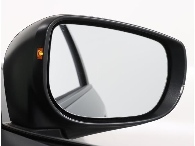 死角を減らす技術の「スバルリヤビークルディテクション」！車体後部に内蔵のセンサーによって自車後側方から接近する車両を検知。ドアミラー鏡面のＬＥＤインジケーターや警報音でドライバーに注意を促します。