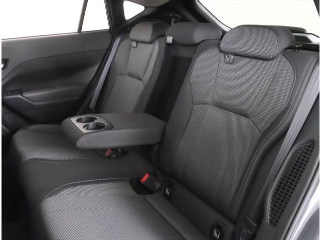 カップホルダーの付いたセンターアームレストの付いたリヤシートです！