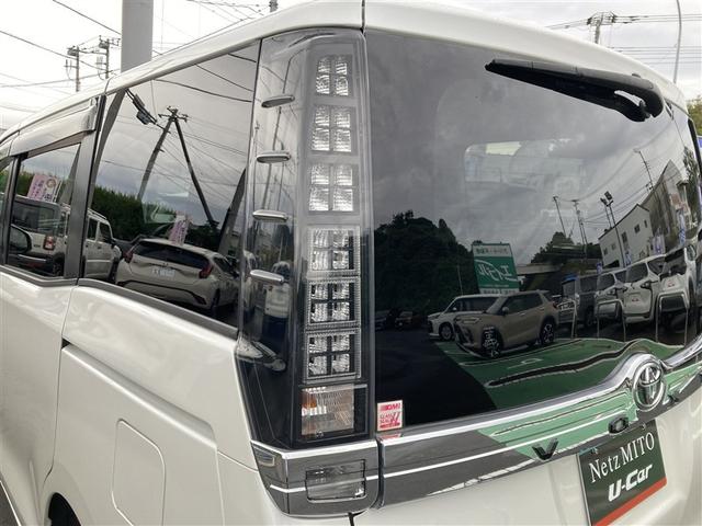 ヴォクシー V フルセグ HDDナビ 後席モニター バックカメラ ETC 乗車定員7人 3列シート ワンオーナー 記録簿 アイドリングストップ(11枚目)