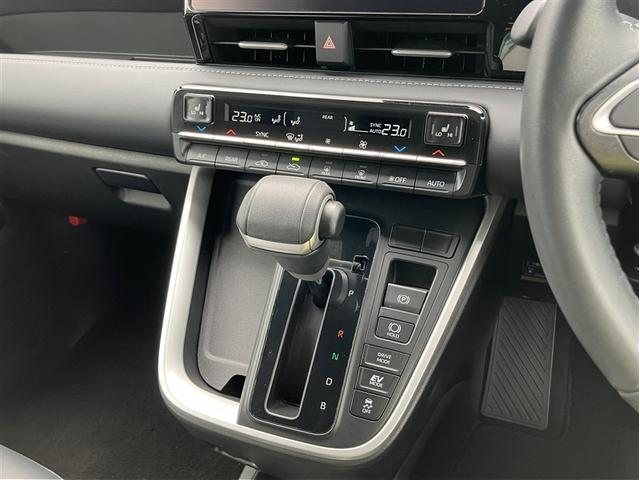 ノア ハイブリッドＳ－Ｚ　横滑り防止機能　エアバッグ　オートクルーズコントロール　地デジ　両側自動ドア　ダブルエアコン　スマートエントリー　ＬＥＤランプ　バックモニター　ＴＶ　３列シート　ＥＴＣ付き　ＡＢＳ　ＡＣ１００Ｖ（12枚目）