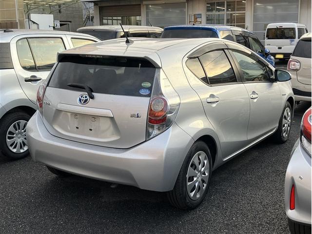 アクア S オートライト スマートキー 電動格納ミラー CVT 衝突安全ボディ ABS ESC CD USB ミュージックプレイヤー接続可 エアコン パワーステアリング パワーウィンドウ(4枚目)