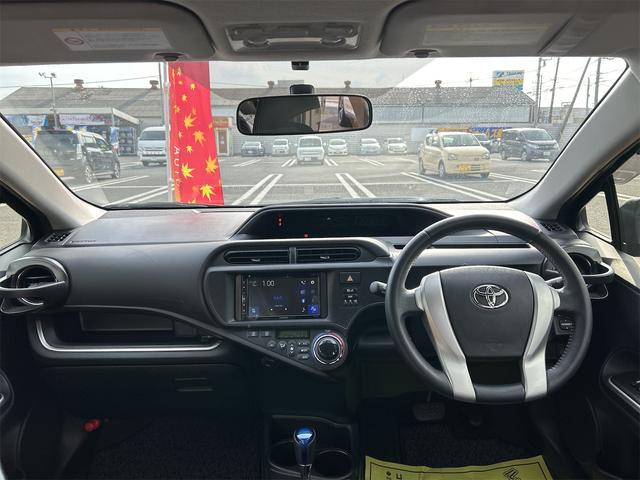 アクア Gブラックソフトレザーセレクション ETC オートライト スマートキー アイドリングストップ 電動格納ミラー シートヒーター CVT 盗難防止システム 衝突安全ボディ ABS ESC CD エアコン パワーステアリング パワーウィンドウ(2枚目)