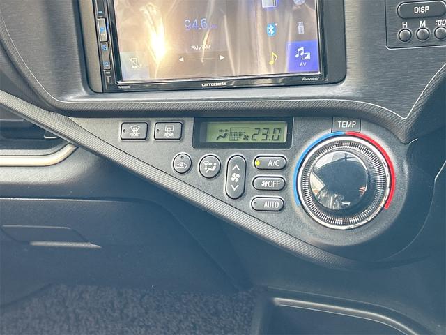 アクア Gブラックソフトレザーセレクション ETC オートライト スマートキー アイドリングストップ 電動格納ミラー シートヒーター CVT 盗難防止システム 衝突安全ボディ ABS ESC CD エアコン パワーステアリング パワーウィンドウ(5枚目)