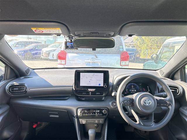 ヤリス Ｇ　ドライブレコーダー　全周囲カメラ　ナビ　ＴＶ　レーンアシスト　衝突被害軽減システム　アルミホイール　オートマチックハイビーム　オートライト　スマートキー　電動格納ミラー　ＣＶＴ（2枚目）