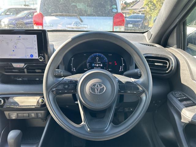 ヤリス Ｇ　ドライブレコーダー　全周囲カメラ　ナビ　ＴＶ　レーンアシスト　衝突被害軽減システム　アルミホイール　オートマチックハイビーム　オートライト　スマートキー　電動格納ミラー　ＣＶＴ（3枚目）