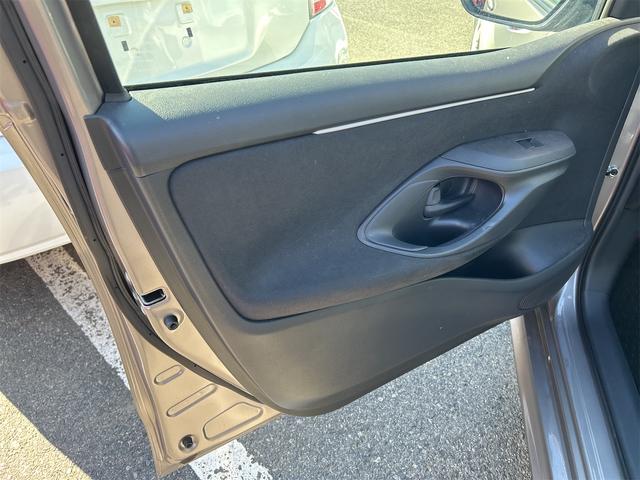 ヤリス Ｇ　ドライブレコーダー　全周囲カメラ　ナビ　ＴＶ　レーンアシスト　衝突被害軽減システム　アルミホイール　オートマチックハイビーム　オートライト　スマートキー　電動格納ミラー　ＣＶＴ（28枚目）