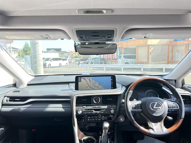 ＲＸ ＲＸ３００　バージョンＬ　ドライブレコーダー　全周囲カメラ　クリアランスソナー　オートクルーズコントロール　レーンアシスト　パワーシート　衝突被害軽減システム　サンルーフ　ナビ　ＴＶ　オートマチックハイビーム　オートライト（2枚目）