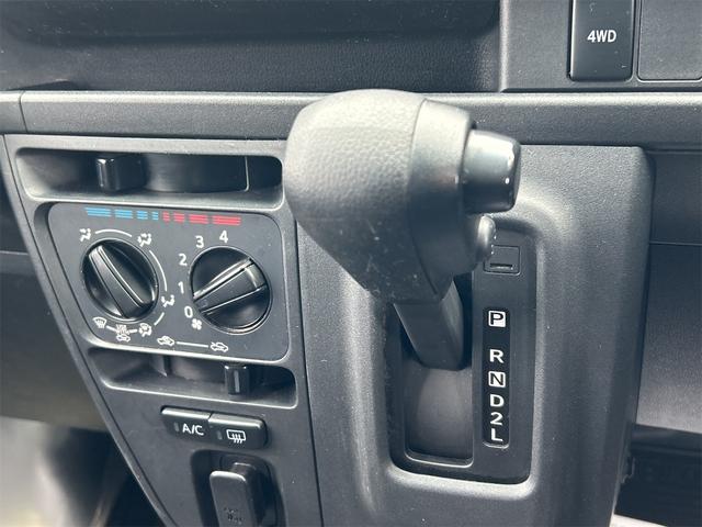 ハイゼットカーゴ ＤＸ　ＳＡＩＩＩ　４ＷＤ　ＡＴ　衝突被害軽減システム　ＥＴＣ　ナビ　ＴＶ　両側スライドドア　キーレスエントリー　アイドリングストップ　オートマチックハイビーム　アルミホイール　ＡＢＳ　ＥＳＣ（7枚目）