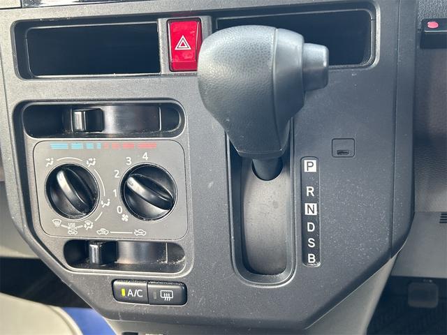 発進時や後退時に必ず操作するレバーです。操作のしやすさが肝になってきます。ぜひ一度体感してください。