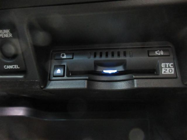 クラウンハイブリッド Ｓ　デュアルエアコン　バックガイドモニター　メモリーナビゲーション　地デジＴＶ　ＥＴＣ車載器　電動シート　ＬＥＤヘッド　イモビライザー　ドラレコ　メディアプレイヤー接続　横滑り防止装置　スマートキー（12枚目）