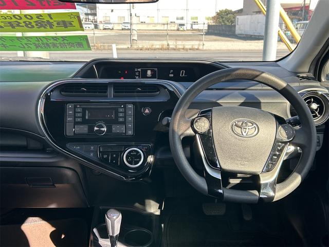 アクア Sスタイルブラック レーンアシスト 衝突被害軽減システム オートマチックハイビーム オートライト スマートキー アイドリングストップ 電動格納ミラー CVT 盗難防止システム 衝突安全ボディ ABS(3枚目)