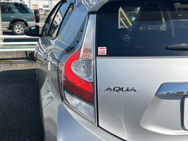 アクア Sスタイルブラック レーンアシスト 衝突被害軽減システム オートマチックハイビーム オートライト スマートキー アイドリングストップ 電動格納ミラー CVT 盗難防止システム 衝突安全ボディ ABS(23枚目)