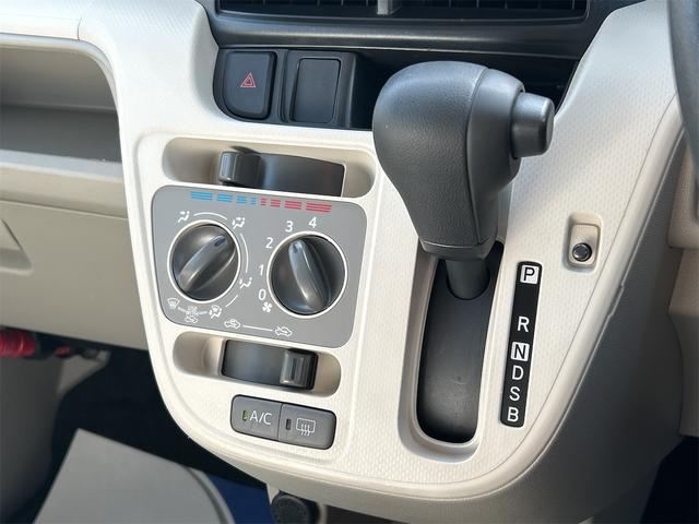 必ず使用するシフトレバー。確りと確認したいですね。