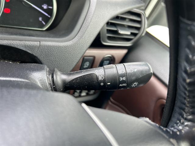 周りが薄暗くなったら自動点灯するオートライトを装備。