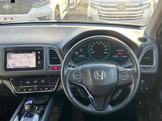 ヴェゼル ハイブリッドＸ　ＥＴＣ　バックカメラ　オートクルーズコントロール　衝突被害軽減システム　ナビ　オートライト　ＬＥＤヘッドランプ　アルミホイール　スマートキー　電動格納ミラー　ＡＴ　盗難防止システム　衝突安全ボディ（3枚目）