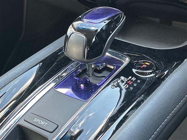 ヴェゼル ハイブリッドＸ　ＥＴＣ　バックカメラ　オートクルーズコントロール　衝突被害軽減システム　ナビ　オートライト　ＬＥＤヘッドランプ　アルミホイール　スマートキー　電動格納ミラー　ＡＴ　盗難防止システム　衝突安全ボディ（8枚目）