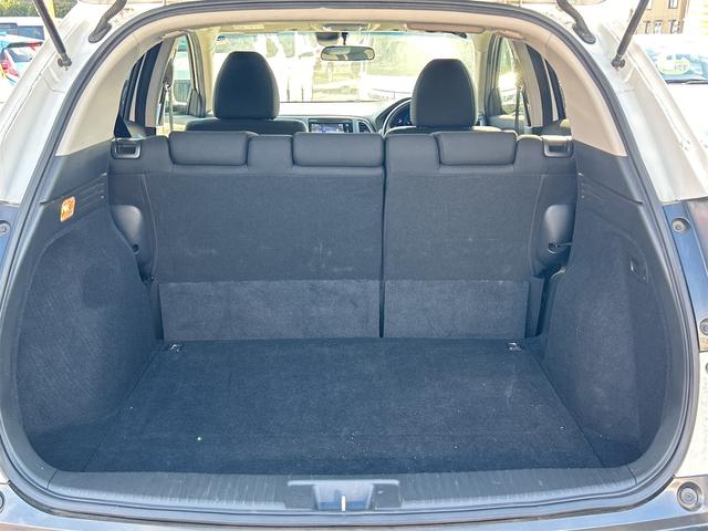 ヴェゼル ハイブリッドＸ　ＥＴＣ　バックカメラ　オートクルーズコントロール　衝突被害軽減システム　ナビ　オートライト　ＬＥＤヘッドランプ　アルミホイール　スマートキー　電動格納ミラー　ＡＴ　盗難防止システム　衝突安全ボディ（28枚目）