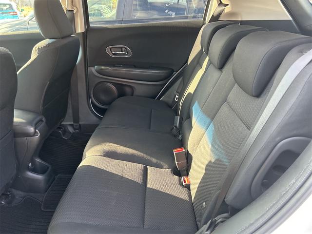 ヴェゼル ハイブリッドＸ　ＥＴＣ　バックカメラ　オートクルーズコントロール　衝突被害軽減システム　ナビ　オートライト　ＬＥＤヘッドランプ　アルミホイール　スマートキー　電動格納ミラー　ＡＴ　盗難防止システム　衝突安全ボディ（30枚目）