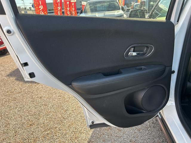 ヴェゼル ハイブリッドＸ　ＥＴＣ　バックカメラ　オートクルーズコントロール　衝突被害軽減システム　ナビ　オートライト　ＬＥＤヘッドランプ　アルミホイール　スマートキー　電動格納ミラー　ＡＴ　盗難防止システム　衝突安全ボディ（32枚目）