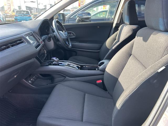 ヴェゼル ハイブリッドＸ　ＥＴＣ　バックカメラ　オートクルーズコントロール　衝突被害軽減システム　ナビ　オートライト　ＬＥＤヘッドランプ　アルミホイール　スマートキー　電動格納ミラー　ＡＴ　盗難防止システム　衝突安全ボディ（34枚目）