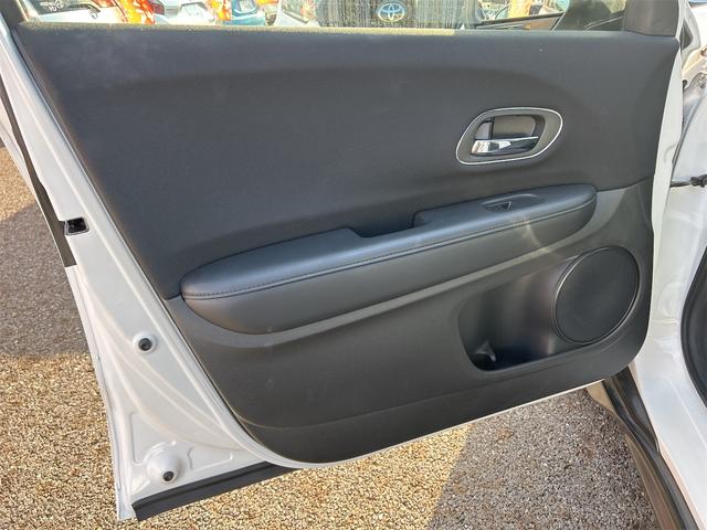 ヴェゼル ハイブリッドＸ　ＥＴＣ　バックカメラ　オートクルーズコントロール　衝突被害軽減システム　ナビ　オートライト　ＬＥＤヘッドランプ　アルミホイール　スマートキー　電動格納ミラー　ＡＴ　盗難防止システム　衝突安全ボディ（35枚目）