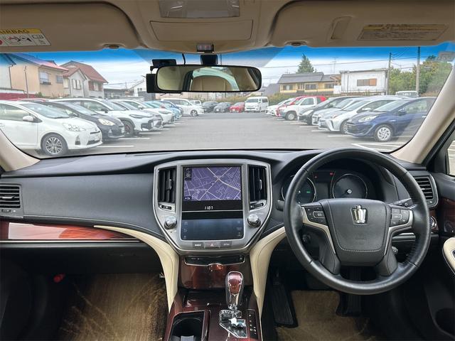 クラウンハイブリッド ロイヤルサルーン　ＥＴＣ　オートクルーズコントロール　バックカメラ　ナビ　ＴＶ　アルミホイール　オートライト　ＨＩＤ　ＣＶＴ　シートヒーター　スマートキー　アイドリングストップ　電動格納ミラー　盗難防止システム（2枚目）