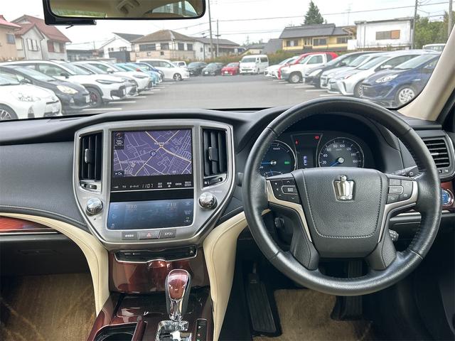 クラウンハイブリッド ロイヤルサルーン　ＥＴＣ　オートクルーズコントロール　バックカメラ　ナビ　ＴＶ　アルミホイール　オートライト　ＨＩＤ　ＣＶＴ　シートヒーター　スマートキー　アイドリングストップ　電動格納ミラー　盗難防止システム（3枚目）