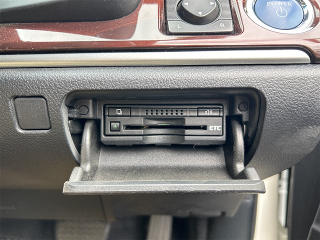 クラウンハイブリッド ロイヤルサルーン　ＥＴＣ　オートクルーズコントロール　バックカメラ　ナビ　ＴＶ　アルミホイール　オートライト　ＨＩＤ　ＣＶＴ　シートヒーター　スマートキー　アイドリングストップ　電動格納ミラー　盗難防止システム（10枚目）