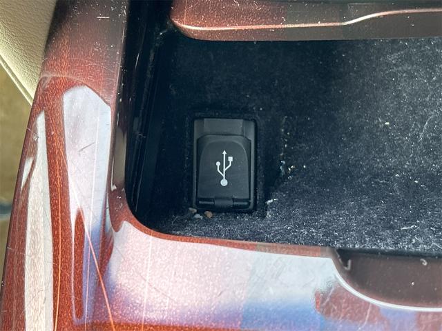 クラウンハイブリッド ロイヤルサルーン　ＥＴＣ　オートクルーズコントロール　バックカメラ　ナビ　ＴＶ　アルミホイール　オートライト　ＨＩＤ　ＣＶＴ　シートヒーター　スマートキー　アイドリングストップ　電動格納ミラー　盗難防止システム（41枚目）
