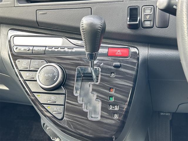 発進時や後退時に必ず操作するレバーです。操作のしやすさが肝になってきます。ぜひ一度体感してください。