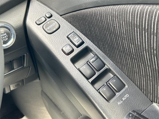 パワーウィンドウのスイッチですよ。運転席に居ながら窓を開け閉めのコントロールできますよ。