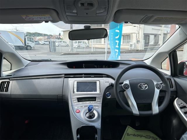プリウス Ｓ　ＥＴＣ　バックカメラ　ナビ　ＴＶ　アルミホイール　オートライト　ＨＩＤ　ＣＶＴ　スマートキー　電動格納ミラー　盗難防止システム　ＣＤ　Ｂｌｕｅｔｏｏｔｈ　衝突安全ボディ　ＡＢＳ　ＥＳＣ　エアコン（2枚目）