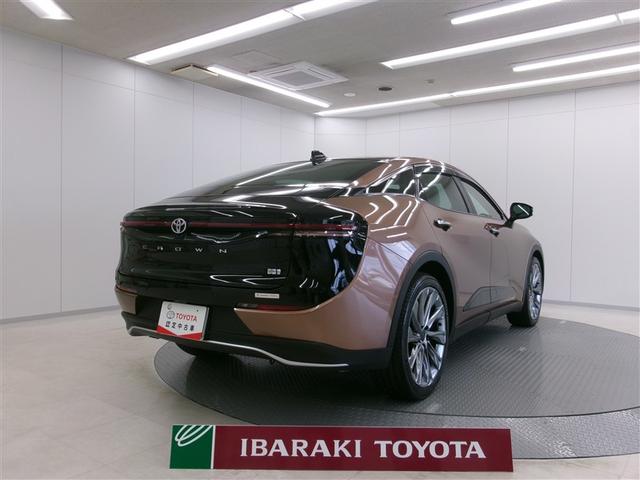 クラウンクロスオーバー Ｇアドバンスド・レザーパッケージ　ＴＳＳ　レザー　ＬＥＤヘッドライト　Ｂカメラ　オートエアコン　アルミホイル　４ＷＤ　エアバッグ　ＡＢＳ　助手席エアバッグ（3枚目）