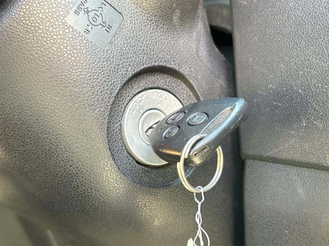 キーレスアクセス装備でドアの施錠もカギの差し込み不要です！