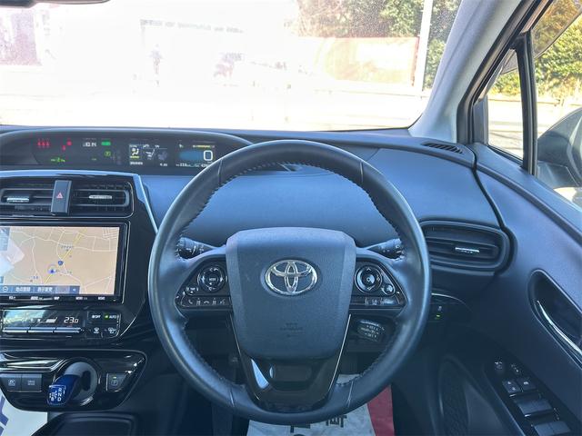 プリウス ＳセーフティプラスＩＩ　ドライブレコーダー　ＥＴＣ　レーンアシスト　オートクルーズコントロール　衝突被害軽減システム　バックカメラ　ナビ　ＴＶ　アルミホイール　オートマチックハイビーム　オートライト（3枚目）