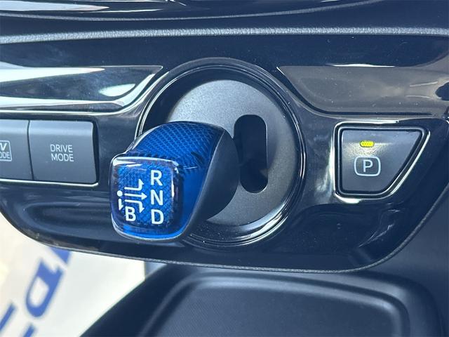 プリウス ＳセーフティプラスＩＩ　ドライブレコーダー　ＥＴＣ　レーンアシスト　オートクルーズコントロール　衝突被害軽減システム　バックカメラ　ナビ　ＴＶ　アルミホイール　オートマチックハイビーム　オートライト（8枚目）