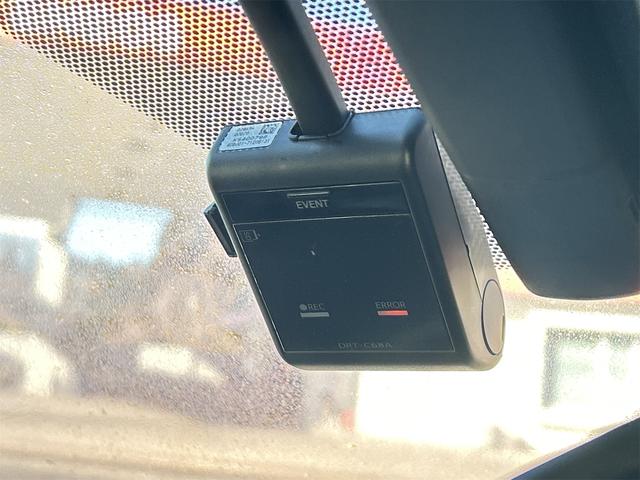 プリウス ＳセーフティプラスＩＩ　ドライブレコーダー　ＥＴＣ　レーンアシスト　オートクルーズコントロール　衝突被害軽減システム　バックカメラ　ナビ　ＴＶ　アルミホイール　オートマチックハイビーム　オートライト（9枚目）