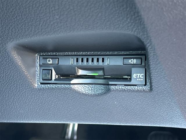 プリウス ＳセーフティプラスＩＩ　ドライブレコーダー　ＥＴＣ　レーンアシスト　オートクルーズコントロール　衝突被害軽減システム　バックカメラ　ナビ　ＴＶ　アルミホイール　オートマチックハイビーム　オートライト（10枚目）