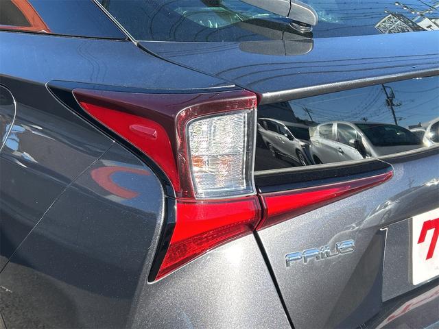 プリウス ＳセーフティプラスＩＩ　ドライブレコーダー　ＥＴＣ　レーンアシスト　オートクルーズコントロール　衝突被害軽減システム　バックカメラ　ナビ　ＴＶ　アルミホイール　オートマチックハイビーム　オートライト（16枚目）