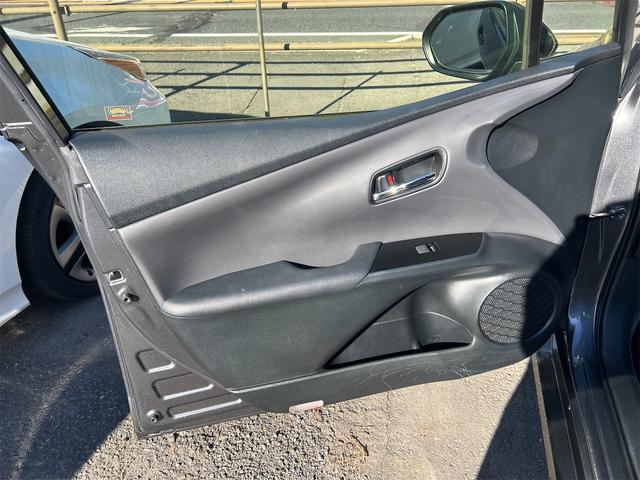 プリウス ＳセーフティプラスＩＩ　ドライブレコーダー　ＥＴＣ　レーンアシスト　オートクルーズコントロール　衝突被害軽減システム　バックカメラ　ナビ　ＴＶ　アルミホイール　オートマチックハイビーム　オートライト（29枚目）