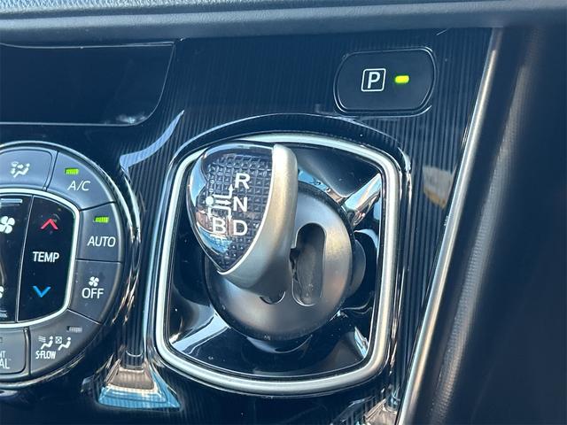 必ず使用するシフトレバー。確りと確認したいですね。