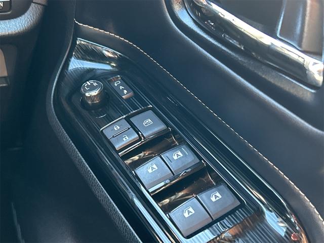 パワーウィンドウのスイッチですよ。運転席に居ながら窓を開け閉めのコントロールできますよ。