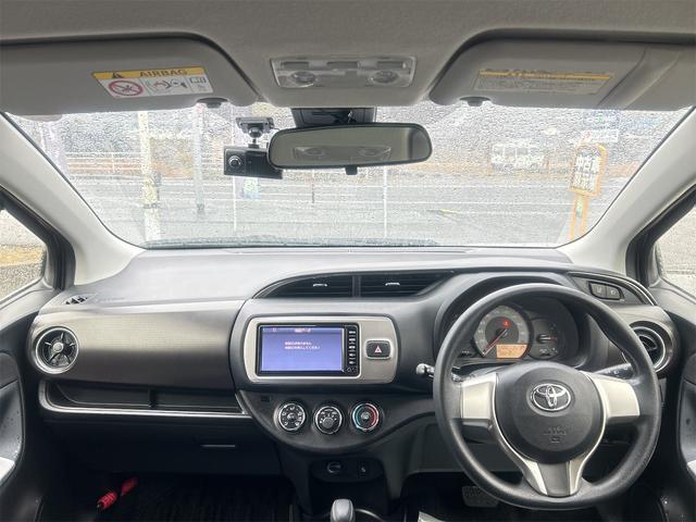 ヴィッツ ジュエラ　ドライブレコーダー　バックカメラ　ＴＶ　レーンアシスト　衝突被害軽減システム　オートマチックハイビーム　スマートキー　電動格納ミラー　ＣＶＴ　衝突安全ボディ　ＡＢＳ　ＥＳＣ（2枚目）