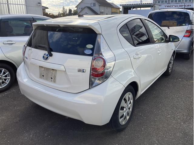 アクア Ｓ　スマートキープッシュスタート　キーレスエントリ　イモビ　ナビ＆ＴＶ　オートエアコン　デュアルエアバック　パワーウィンドウ　ＥＴＣ　ＳＲＳ　ワンセグＴＶ　パワーステアリング　ＡＢＳ　メモリーナビ（3枚目）