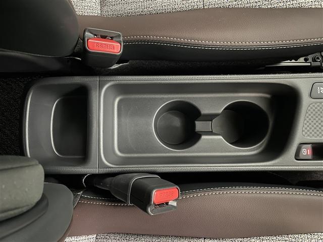 ヤリスクロス ハイブリッドＺ　ドライブレコーダ　インテリジェントキー　アルミホイル　ＬＥＤライト　リアカメラ　クルーズコントロール　整備記録簿　横滑り防止システム　ナビＴＶ　メモリーナビゲーション　電動シ－ト　パワステ　キーフリー（32枚目）