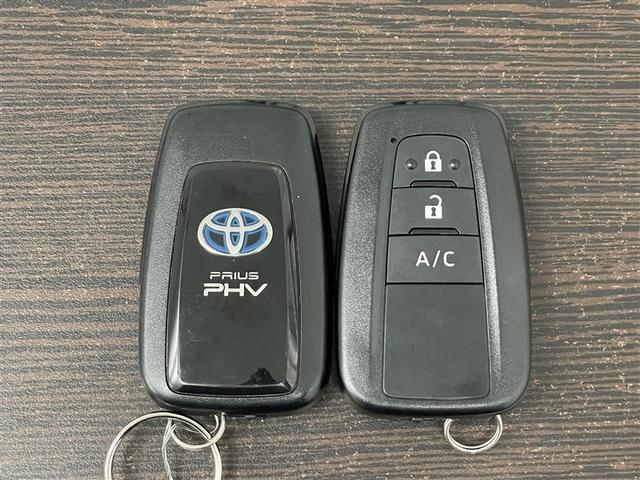 プリウスＰＨＶ Ａプレミアム　ＬＥＤライト　点検記録簿　横滑り防止機能　イモビライザー　ＥＴＣ　Ｂカメラ　パワステ　オートエアコン　ドラレコ　ＡＣ１００Ｖ電源　パワーウィンドウ　アルミ　ＡＢＳ　クルコン　メモリーナビ　エアバッグ（38枚目）
