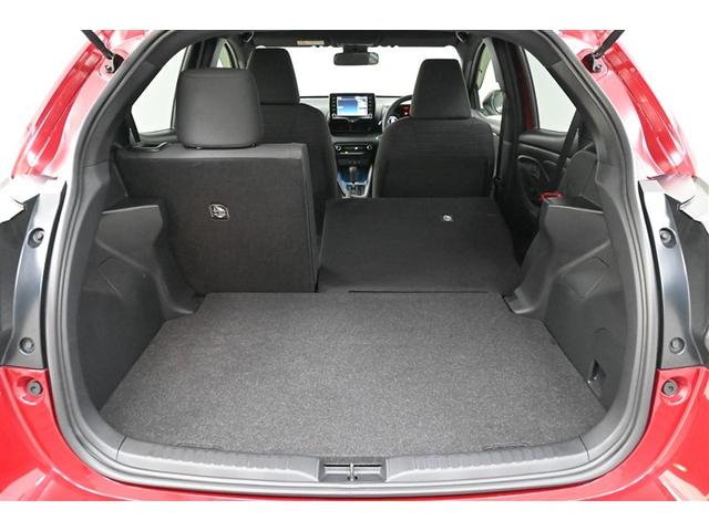 ヤリス Ｚ　サイドＳＲＳ　ＡＡＣ　バックモニタ　スマキー　横滑防止装置　キーフリー　アルミ　ＬＥＤランプ　パワーウインドウ　定期点検記録簿　助手席エアバック　クルコン　エアバッグ　パワーステアリング　ＡＢＳ（17枚目）